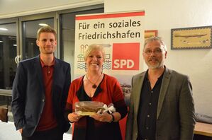 Luca Baumann (links) und Werner Nuber (rechts) bedanken sich bei Sabine Wölfle