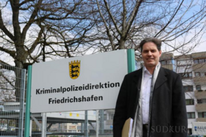 Dieter Stauber vor seiner Arbeitsstelle, der Kriminalpolizeidirektion in Friedrichshafen (Bild Fabienne Wieland)