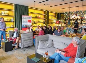 Links Michael Wlaka, Sprecher von Greenpeace Friedrichshafen, bei seinem Impulsreferat im (Foto: Wilfried Geiselhart)